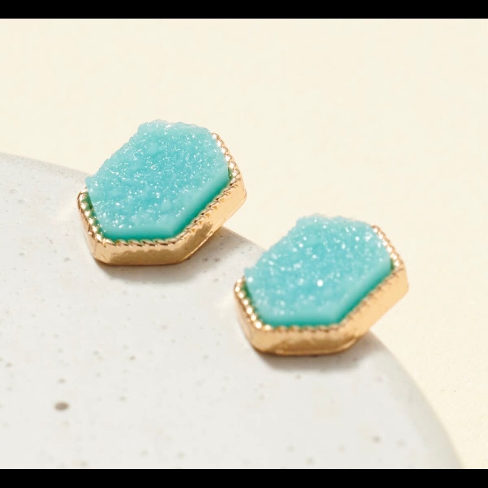 Druzy Stud earrings 
0.5”
Lead compliant Nickle free
